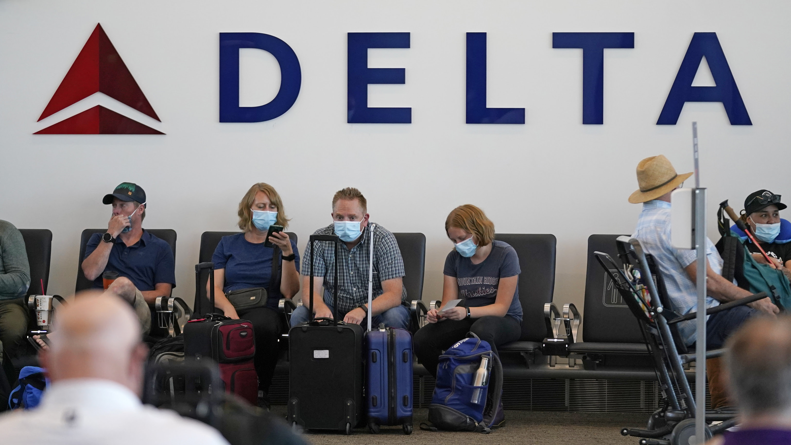 La aerolínea Delta penalizará con 200 dólares mensuales a los empleados que no se vacunen