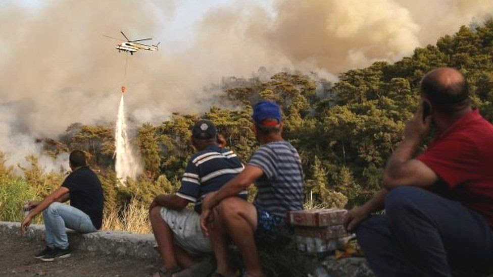Turquía: Turistas extranjeros evacuados debido a que los incendios forestales amenazan a los centros turísticos