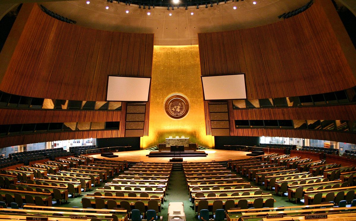 1200px-UN_General_Assembly_hall