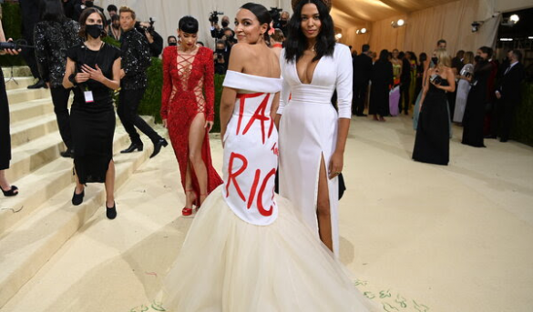 Mas allá de política,   Alexandra Ocasio  Cortes, exhibe sus líneas  y vestido en una noche de gala