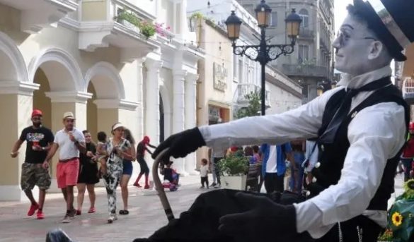 Estatuas vivientes dan vida al Conde