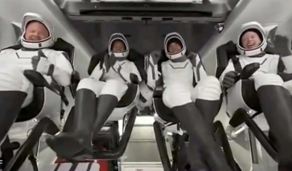 Los cuatro turistas espaciales a bordo de una cápsula de SpaceX regresaron a la Tierra