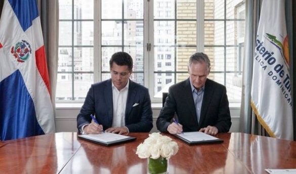 Ministro firma pactos con líneas aéreas y tour operadores en EU