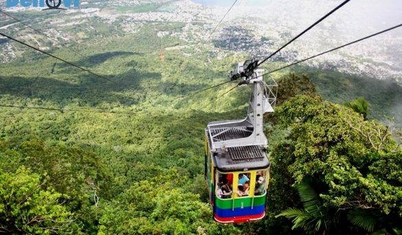 Taxistas, Hoteleros y vendedores de Artesanía protestan frente al Teleférico en Puerto Plata