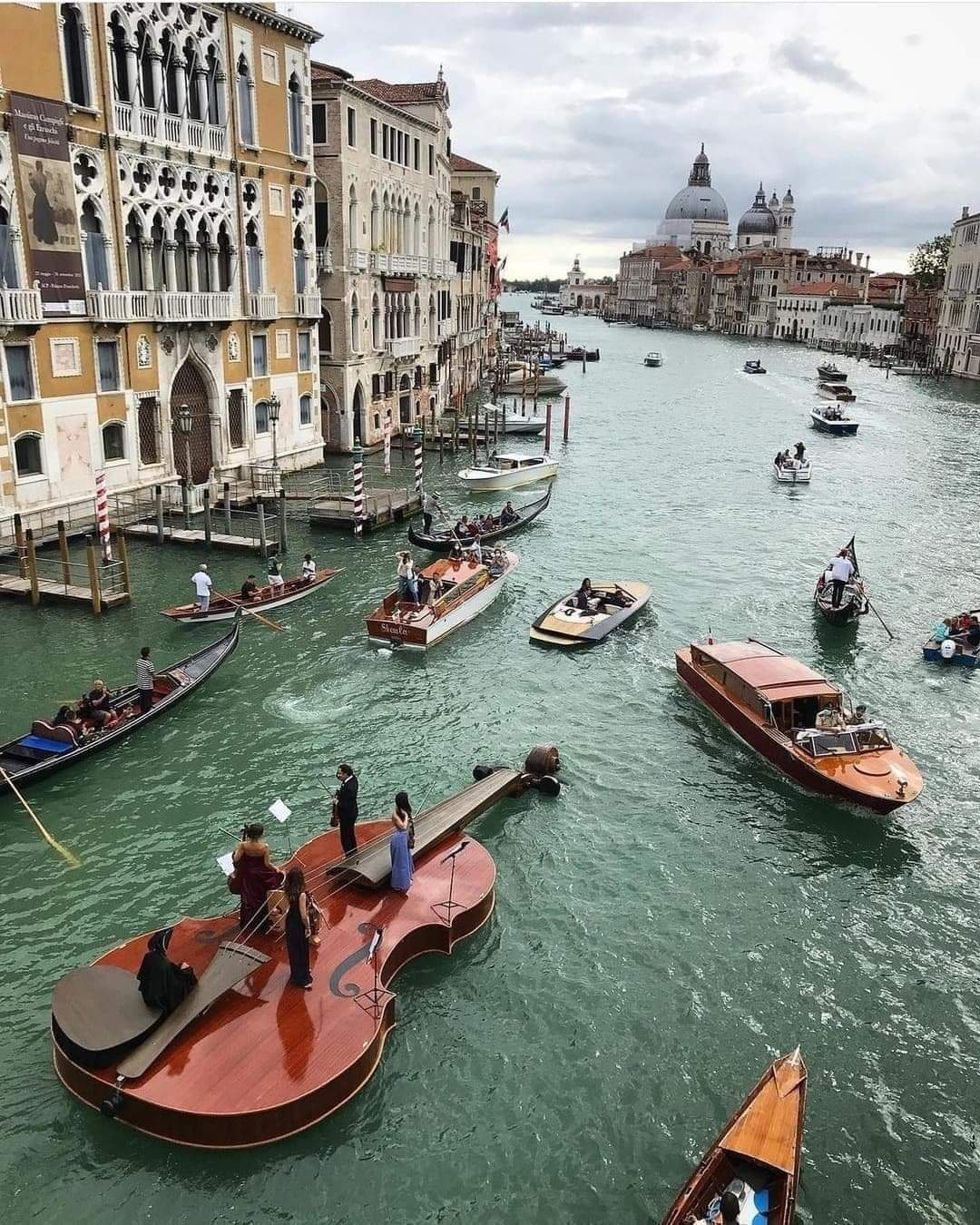 Una de las más expresivas fotografías, de uno de los puntos turísticos más concurrido del mundo, Venecia, Italia