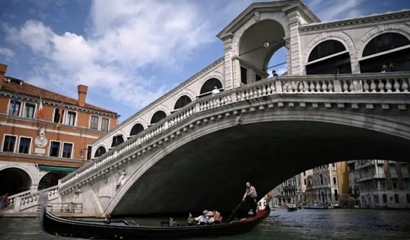 Venecia inaugura el puente Rialto tras su restauración.