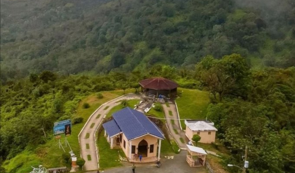 Un atractivo turístico, la Ermita de la Virgen colocada junto a un mirador ecológico en la carretera Casabito – Constanza, RD.