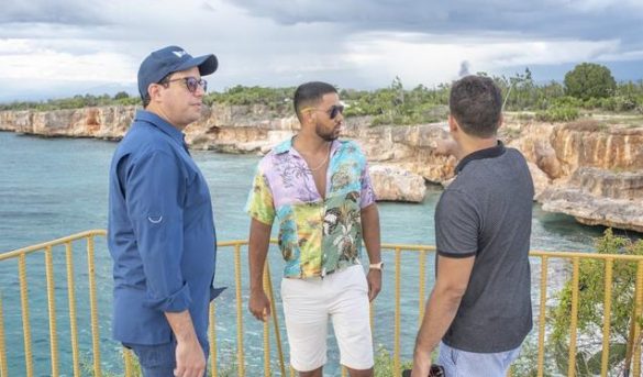 Romeo Santos muestra interés en proyectos turísticos en Pedernales