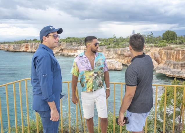 Romeo Santos muestra interés en proyectos turísticos en Pedernales