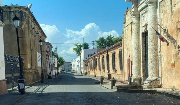 La primera calle de América está en Sto Dgo, RD, se llama Calle las Damas