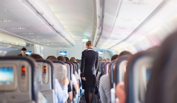 Los 10 consejos de una azafata para que viajar en avión no sea una pesadilla