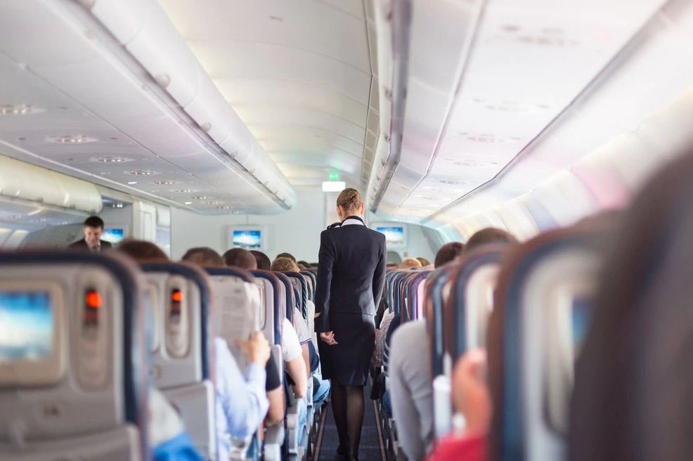 Los 10 consejos de una azafata para que viajar en avión no sea una pesadilla