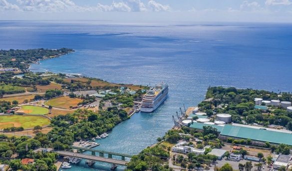 Turistas siguen llegando a Rep. Dom. ayer en Samaná  hoy en Romana  otro crucero, miles de visitantes.-