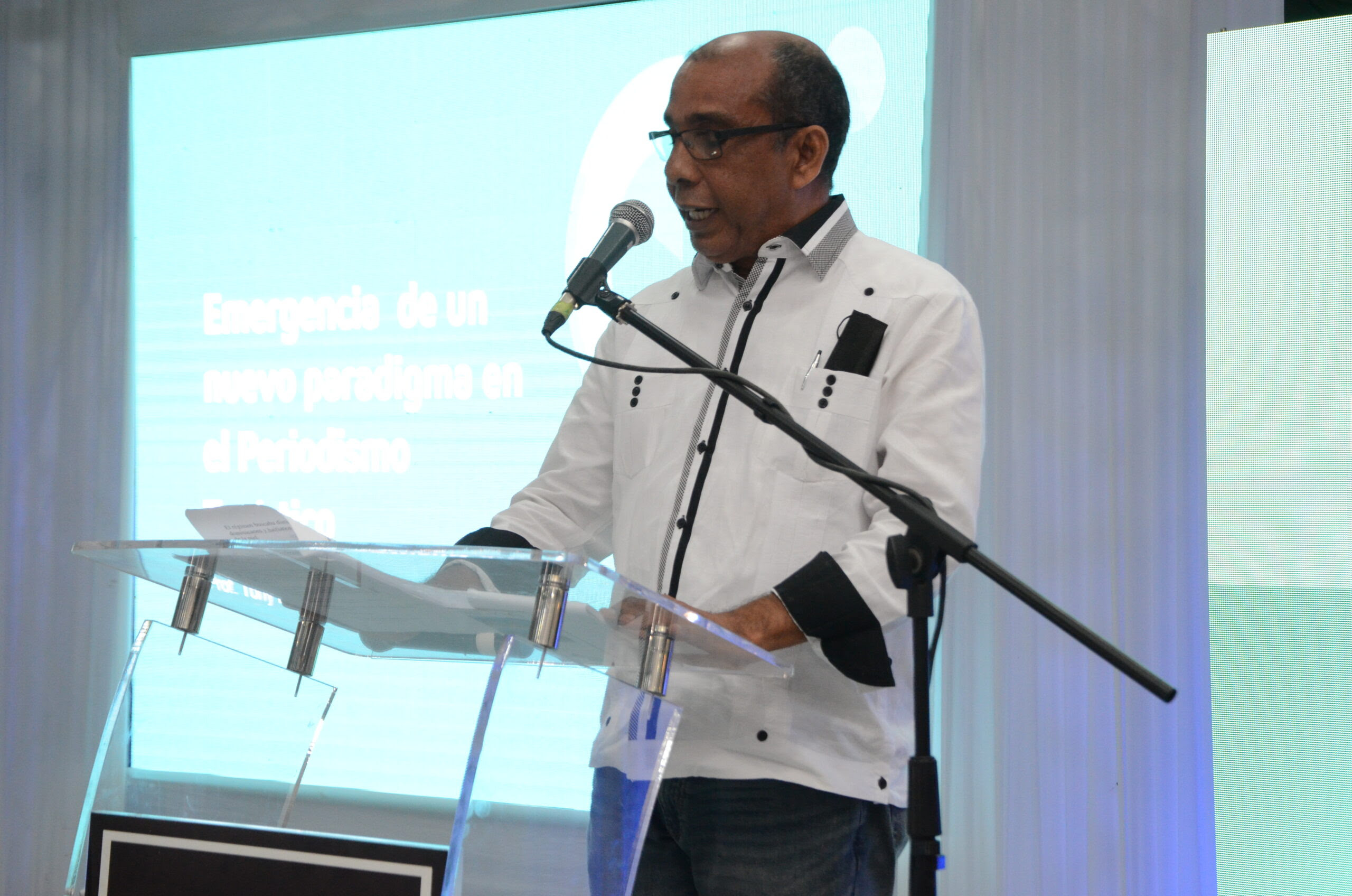 Adompretur ofrece conferencia “Emergencia de un nuevo paradigma en el periodismo turístico”