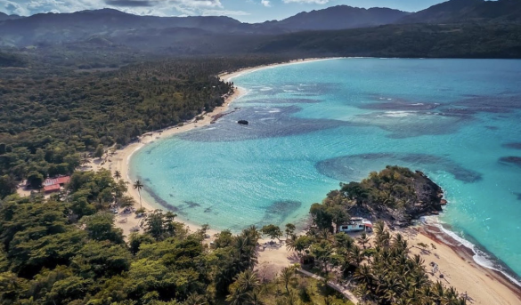 Playa Rincón en la provincia de Samaná, Costa norte de RD es considerada como una de las mejores playas del mundo