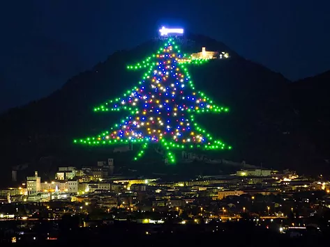 El árbol de Navidad más grande del mundo y otros abetos espectaculares de París a Nueva York
