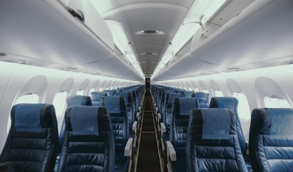 IATA admite que el riesgo de Ómicron se triplica en un avión