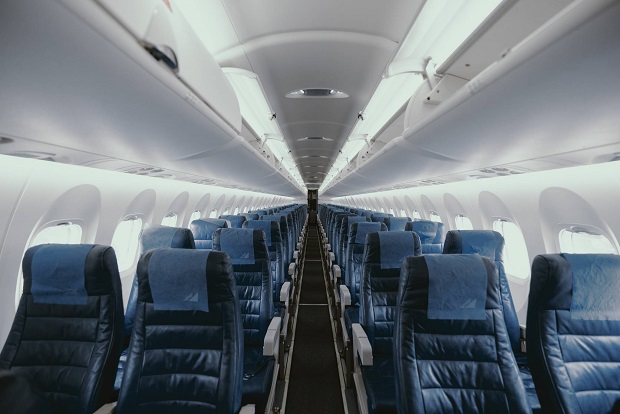 IATA admite que el riesgo de Ómicron se triplica en un avión