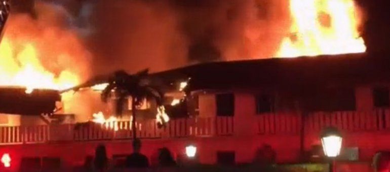 BARAHONA: Fuego destruye complejo turístico Casa Bonita