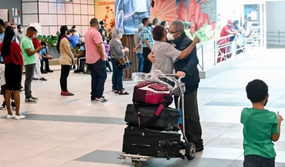 Miles llegan a pasar las navidades en RD