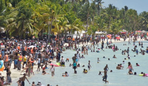 Miles decriollos y extranjeros reciben Nuevo Año 2022 en la playa Boca Chica