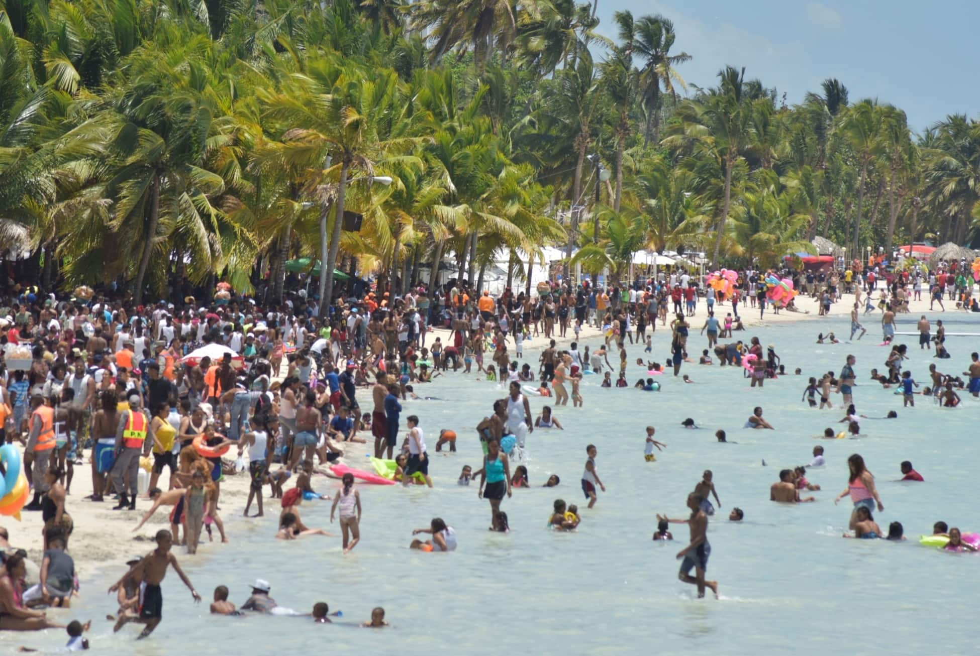 Miles decriollos y extranjeros reciben Nuevo Año 2022 en la playa Boca Chica