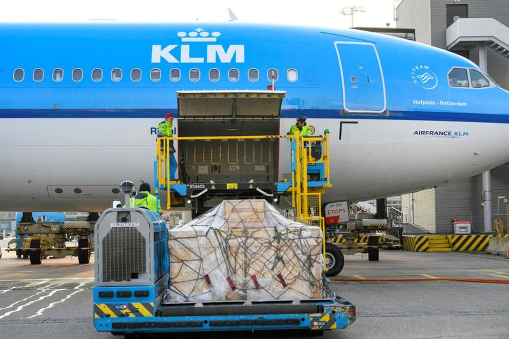 KLM canceló todos sus vuelos programados a Ucrania y dejará de sobrevolar su espacio aéreo