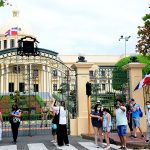 Turistas atraídos por el Palacio Nacional como la 