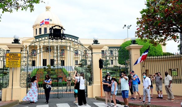 Turistas atraídos por el Palacio Nacional como la 