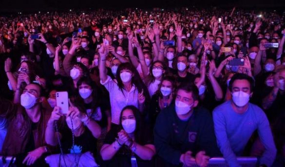 El sector del entretenimiento, muy golpeado por la pandemia, reacciona jubiloso por suspensión de restricciones