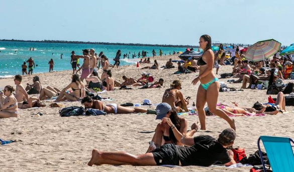 Nueva ley sobre alcohol prohíbe beber después de las 2 a. m. en South Beach, Miami , en primavera