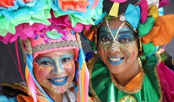 Arranca el carnaval de Santiago con las Karamanche, los rostros femeninos mas pintorescos