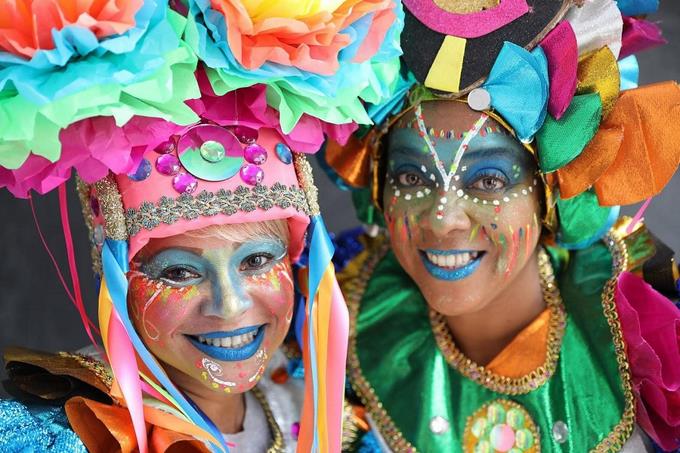 Arranca el carnaval de Santiago con las Karamanche, los rostros femeninos mas pintorescos