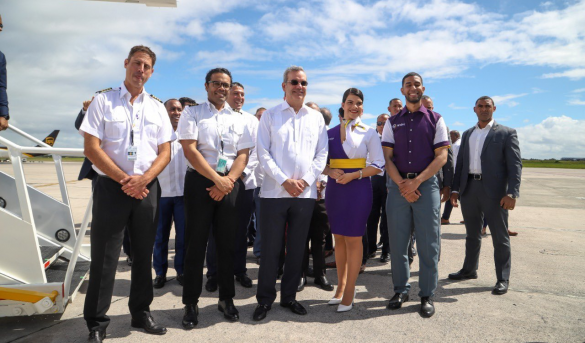 El presidente Luis Abinader junto al personal de la nueva aerolínea dominicana Arajet
