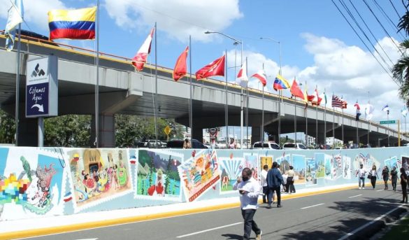 Inauguran mural en Santiago en honor a 26 países