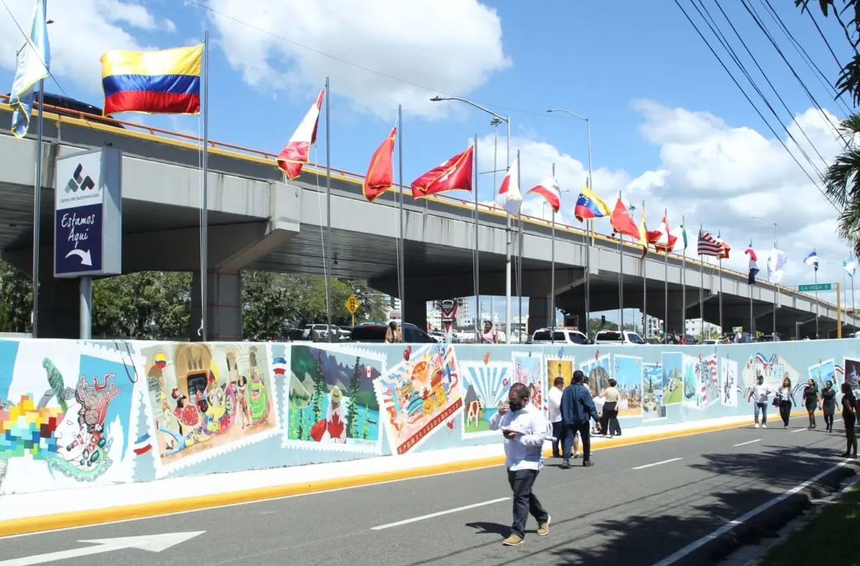 Inauguran mural en Santiago en honor a 26 países