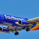 Pasajero agresivo ataca a agente de aerolínea cuando lo sacaban de vuelo de Southwest