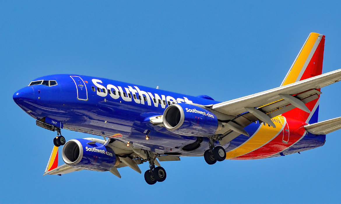 Pasajero agresivo ataca a agente de aerolínea cuando lo sacaban de vuelo de Southwest