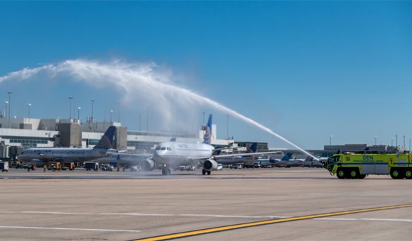United Airlines readmite a los 2.000 empleados no vacunados