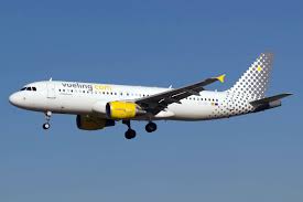Abren expediente sancionador a Vueling por cobrar el equipaje de mano