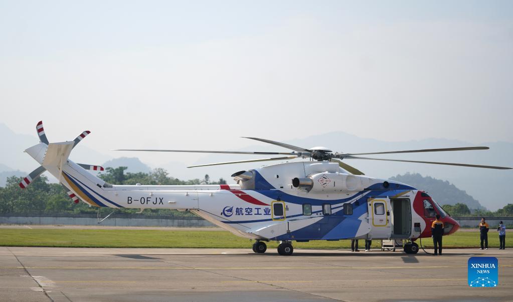 Realiza vuelo inaugural helicóptero utilitario civil de gran tamaño AC313A de China