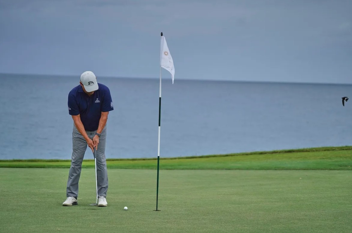 Unos 85 competidores expertos participan en el Open Bahía Golf