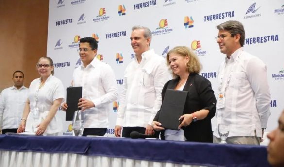 RD firma tres acuerdos para recuperar el turismo canadiense
