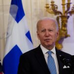 Biden suaviza su política hacia Cuba al permitir más vuelos, remesas y reunificaciones familiares
