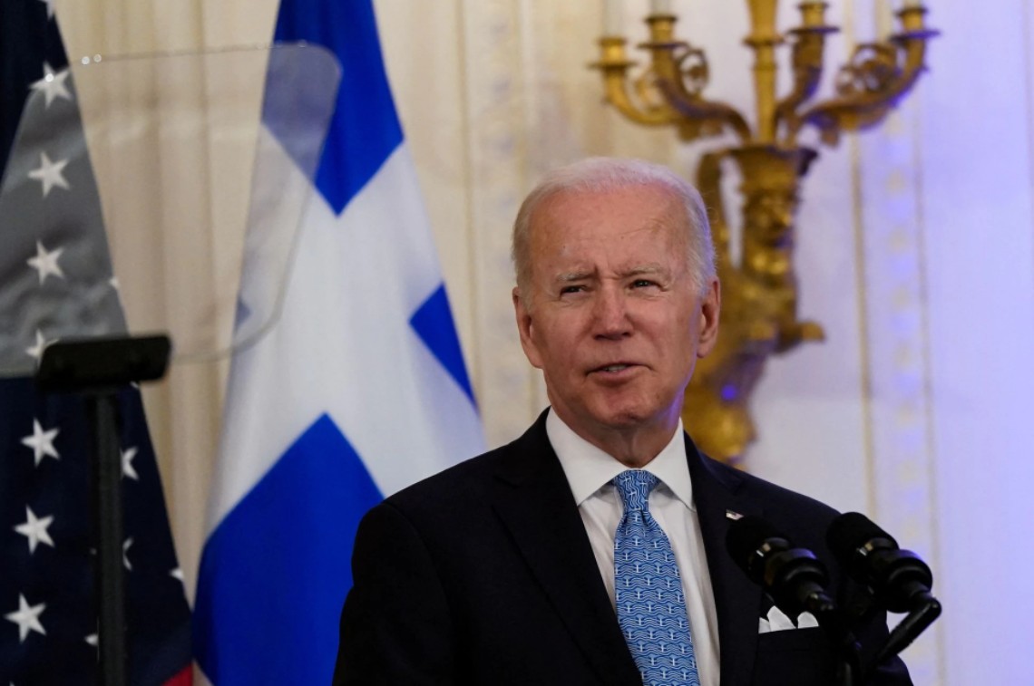 Biden suaviza su política hacia Cuba al permitir más vuelos, remesas y reunificaciones familiares