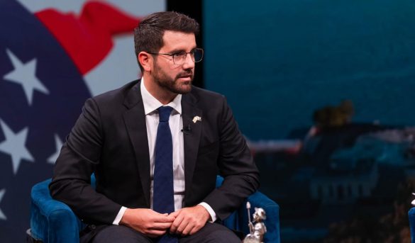 Cónsul explica quiénes califican para renovar su visa USA de no inmigrante sin entrevista