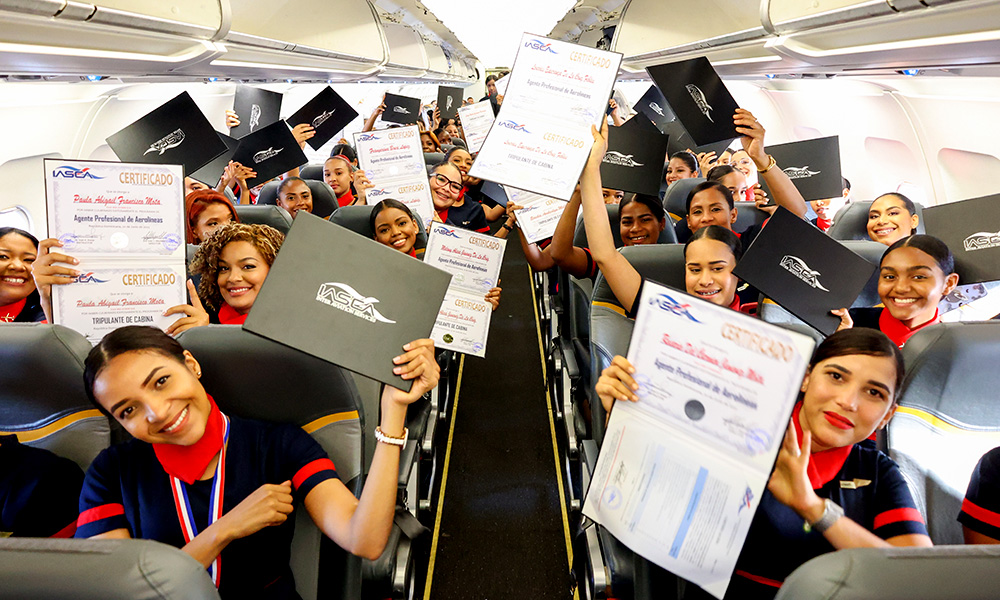 Graduaron a 100 estudiantes en vuelo de una hora