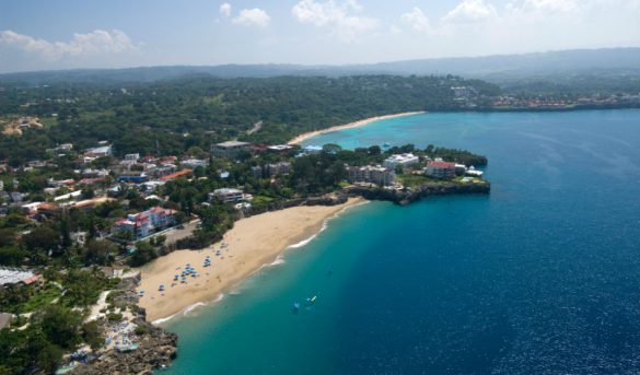 Ministro de Turismo Collado anuncia inversión de RD$600 millones para regenerar playa de Sosúa