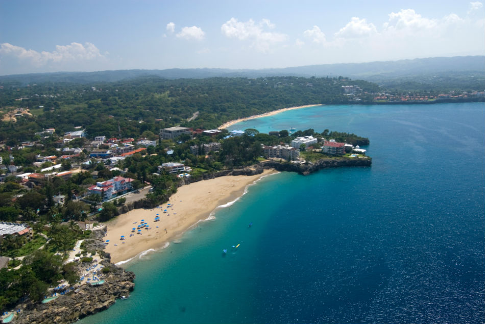 Ministro de Turismo Collado anuncia inversión de RD$600 millones para regenerar playa de Sosúa