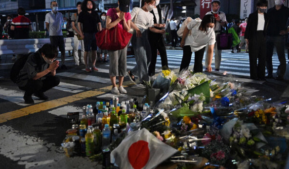 El punto donde fue asesinado al ex primer ministro japonés ya es un monumento fuera de la estación Yamato-Saidaiji en Nara, Japón.